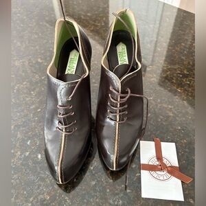 G.H. Bass & Co. Dark Brown Leather Lace-Up Oxfords with Tan Piping